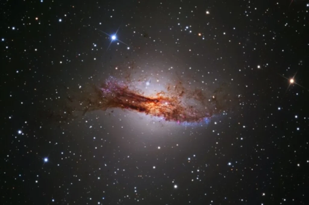 L’Event Horizon Telescope (EHT) zoomma al cuore della radiogalassia Centaurus A regala un'immagine dettagliata dei getti del suo buco nero