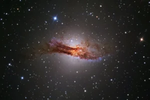L’Event Horizon Telescope (EHT) zoomma al cuore della radiogalassia Centaurus A regala un'immagine dettagliata dei getti del suo buco nero