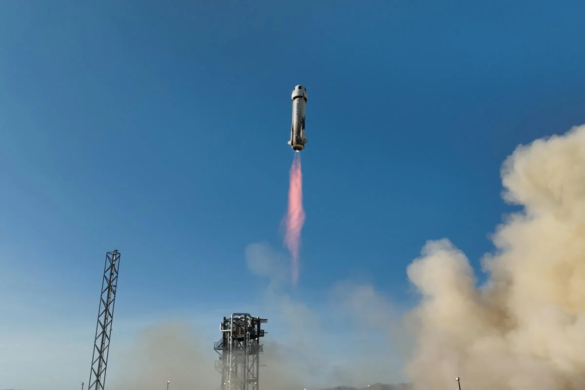 Il lancio del vettore spaziale New Shepard di Blue Origin. Lancia la sfida alla Virgin Galactic per l'egemonia del tusimo spaziale