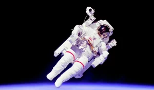 EVA durante una missione spaziale. La lunga permanenza può causare danno cerebrale