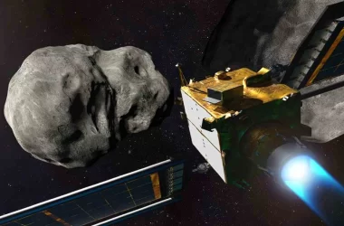 Un render dell'approccio di DART ad un meteorite