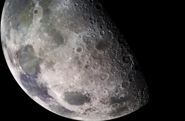 Una nuova ricerca scientifica conferma che sulla superficie della Luna in regioni molto fredde sia presente anidride carbonica solida.