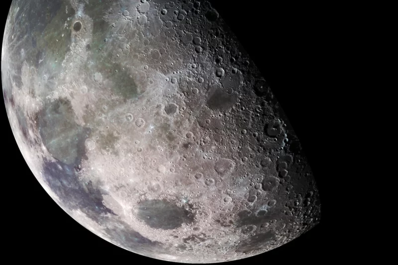 Una nuova ricerca scientifica conferma che sulla superficie della Luna in regioni molto fredde sia presente anidride carbonica solida.