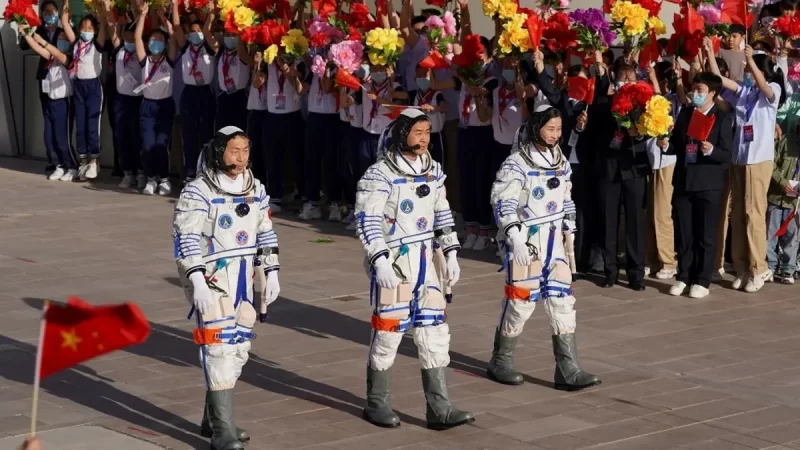 Gli astronauti cinesi appena tornati sulla Terra dalla loro missione