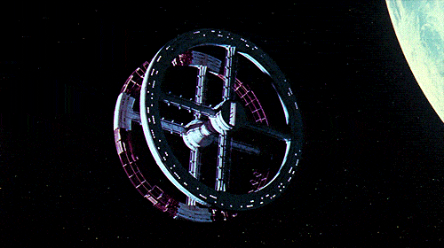 La Stazione Spaziale V di 2001: Odissea nello Spazio (1968), regia di Stanley Kubrick. Il concetto applicato (al cinema) della ruota di Von Braun per la creazione della gravità artificiale.
