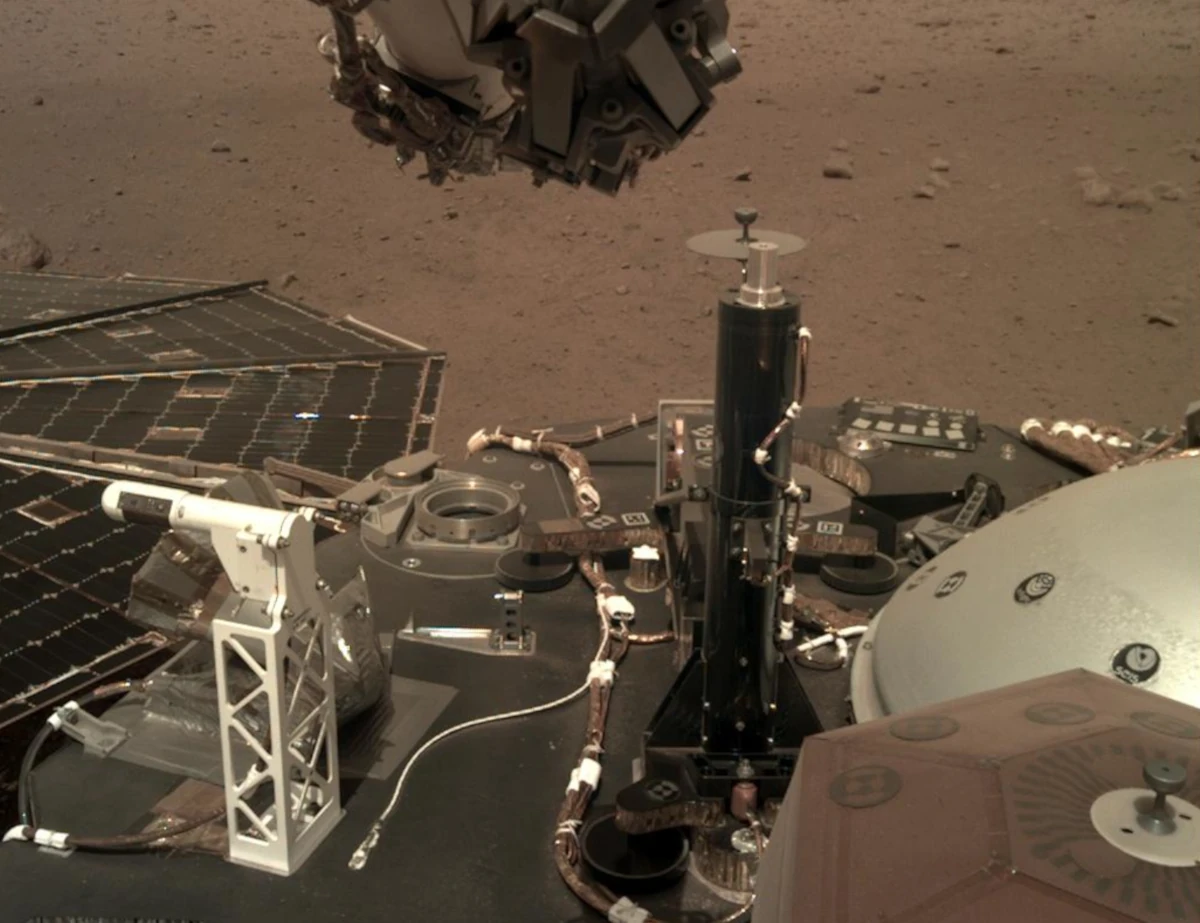 Foto di InSight dopo 10 giorni su Marte