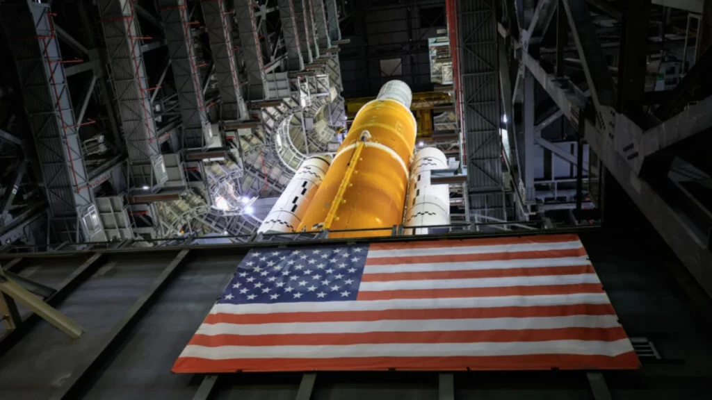 Un immagine del vettore SLS che porterà la capsula Orion nello spazio nelle missioni Artemis.