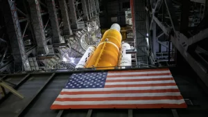 Un immagine del vettore SLS che porterà la capsula Orion nello spazio nelle missioni Artemis.
