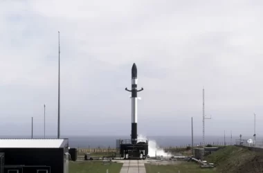 Il lancio del razzo Electron della Rocket Lab che ha portato 34 satelliti in orbita con la missione "There And Back Again" il 2Maggio 2022.