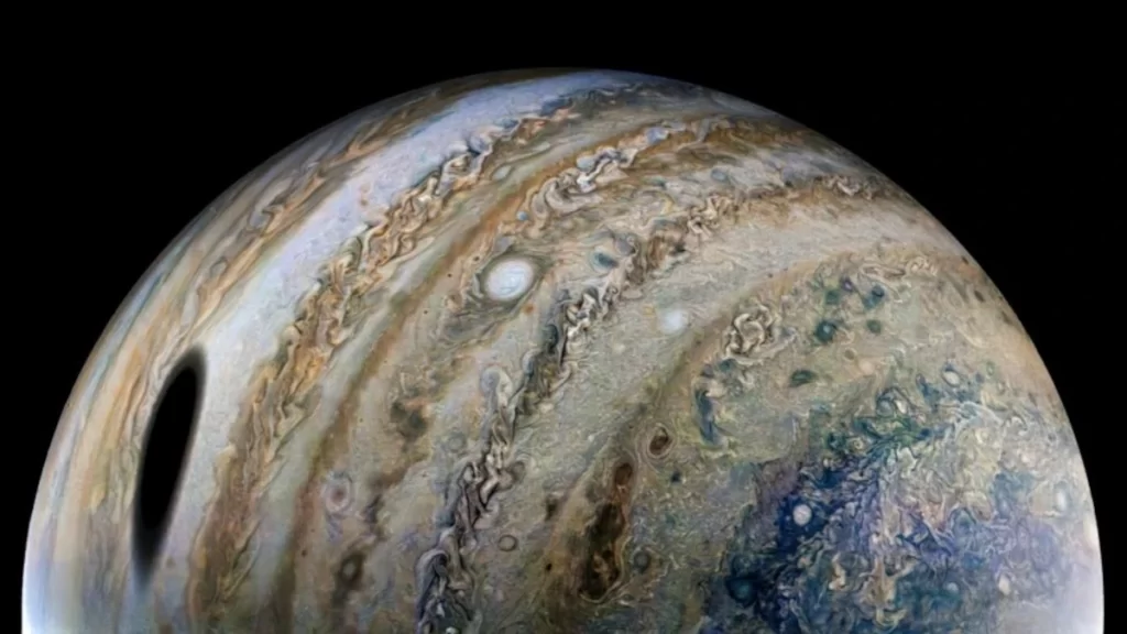 La navicella spaziale Juno riprende l'ombra di Ganimede durante il 40° passaggio ravvicinato il 25 febbraio 2022.