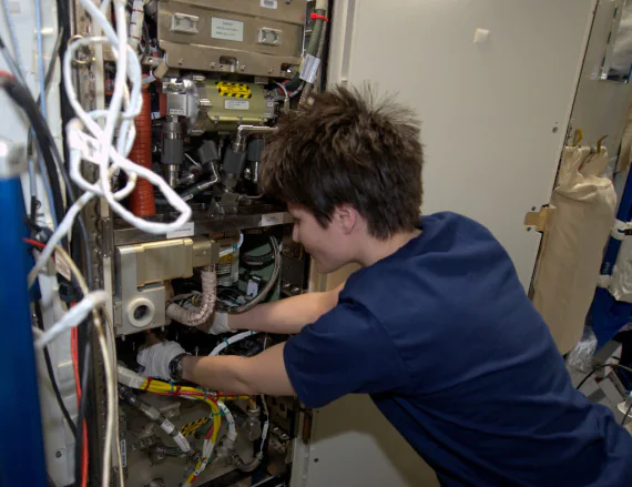 Samantha Cristoforetti al lavoro sull'OGS (Oxygen Generation System), il dispositivo che fornisce ossigeno alla ISS.