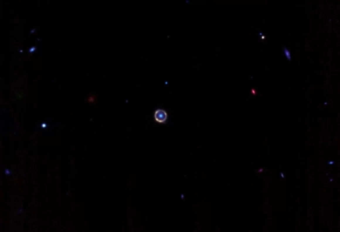 Anello di Einstein catturato dal telescopio spaziale James Webb
