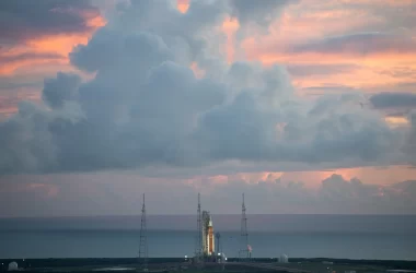 La rampa di lancio con il vettore SLS della NASA per la missione Artemis I