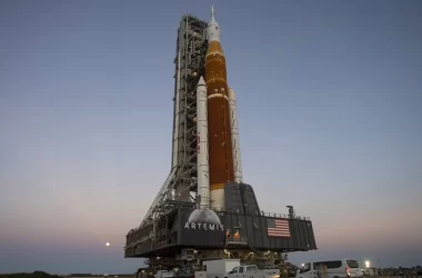 Il cingolato sta trasportando il razzo SLS e la navetta Orion per la missione Artemis I del programma Artemis: che porterà di nuovo gli astronauti sulla superficie della Luna.
