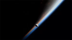 La navetta Cargo Dragon in avvicinamento alla Stazione Spaziale Internazionale (ISS)