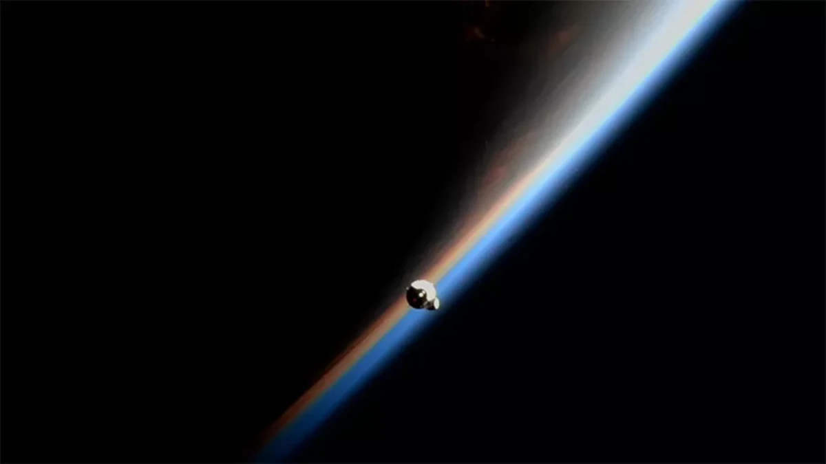 La navetta Cargo Dragon in avvicinamento alla Stazione Spaziale Internazionale (ISS)