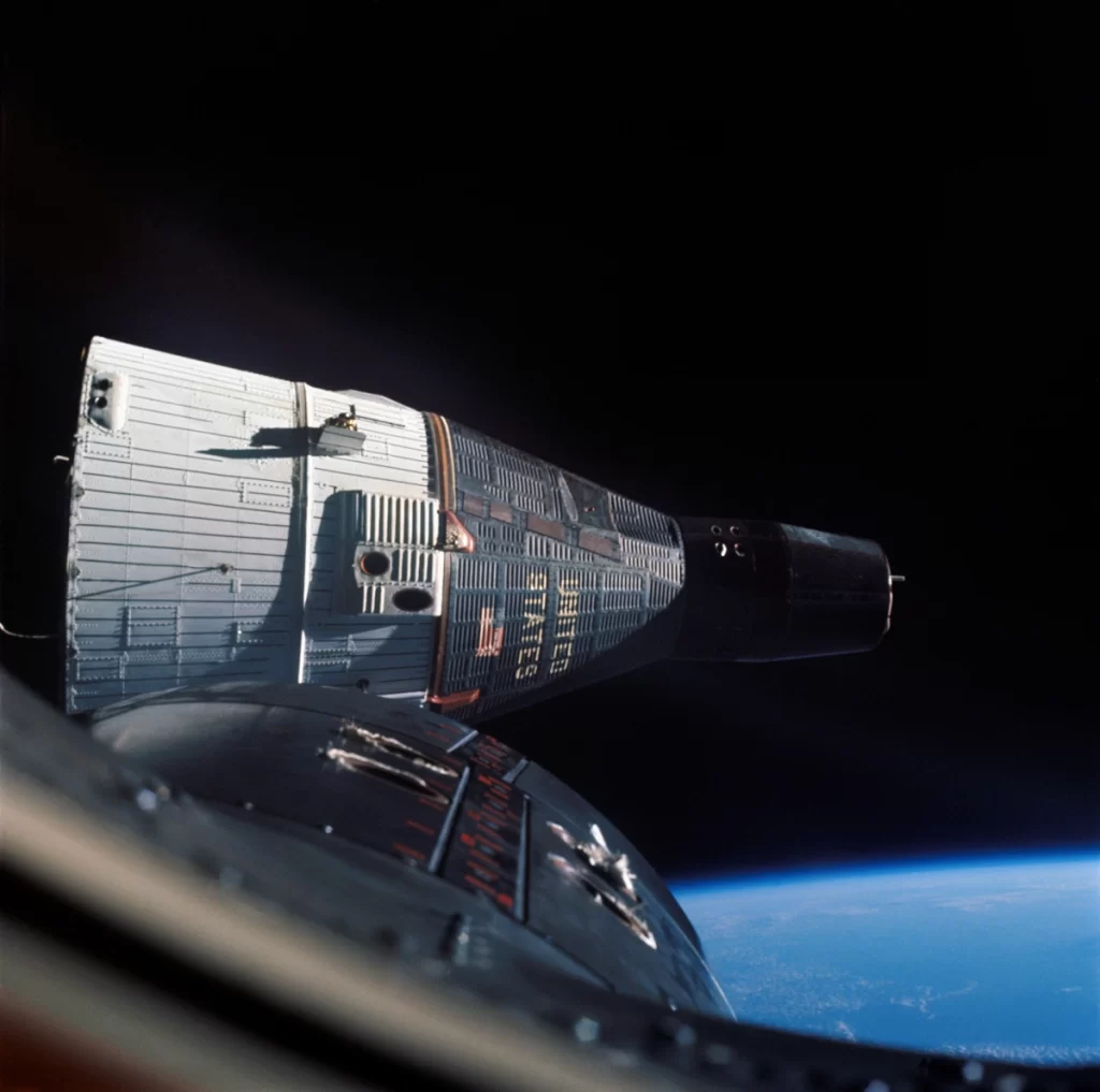 Le due capsule Gemini 6a e Gemini 7 nello storico rendez-vous nell'orbita terrestre. 