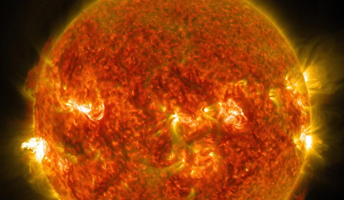 Una foto del Sole che produce i birllamenti causa delle tempeste solari