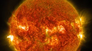 Una foto del Sole che produce i birllamenti causa delle tempeste solari