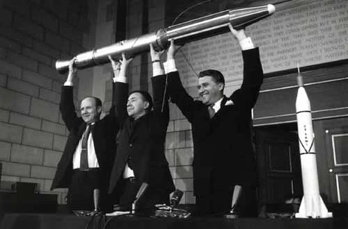 William Hayward Pickering, James Van Allen, and Wernher von Braun festeggiano la riuscita della missione Explorer 1. 