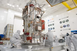 Con un'altezza di 10 piedi (3 metri), il nucleo dell'Europa Clipper della NASA sarà al centro dell'attenzione nella High Bay 1 della storica Spacecraft Assembly Facility del JPL, mentre ingegneri e tecnici assemblano il veicolo spaziale per un lancio nel 2024.