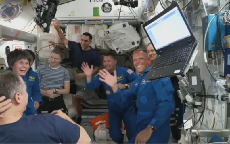 Gli astronauti votano mediante l'invio di email
