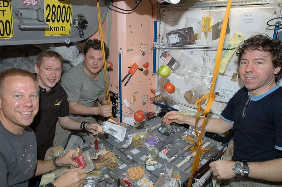 Gli astronauti mangiano all'interno del modulo Unity della ISS