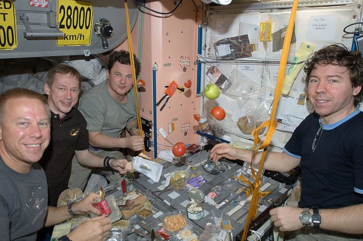 Gli astronauti mangiano all'interno del modulo Unity della ISS
