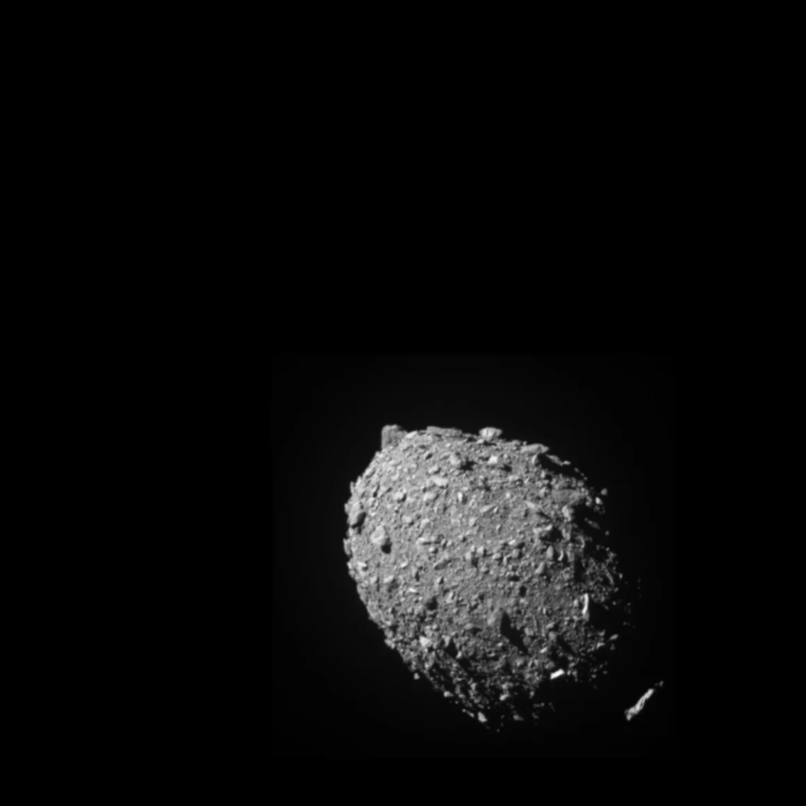 La sonda DART ha colpito l'asteroide Dimorphos in primo piano nella foto