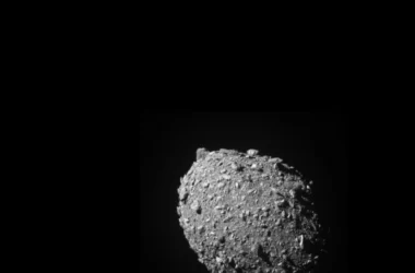 La sonda DART ha colpito l'asteroide Dimorphos in primo piano nella foto