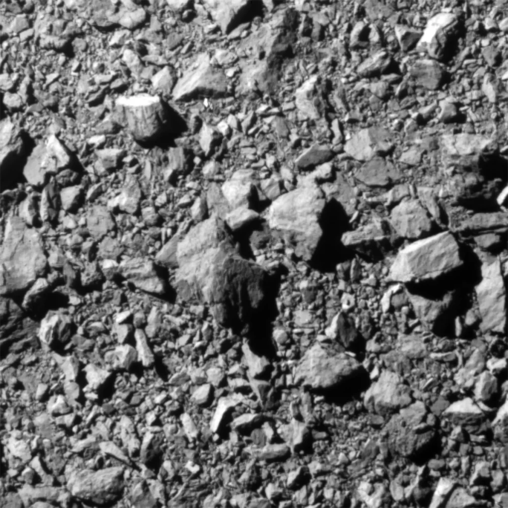 L'ultima immagine completa dell'asteroide lunare Dimorphos, scattata da DRACO a circa 12 chilometri dall'asteroide e 2 secondi prima dell'impatto. L'immagine mostra un pezzo dell'asteroide largo 31 metri.
