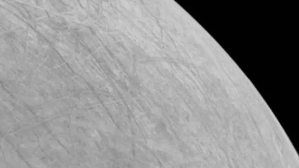 Un immagine ravvicinata di Europa ripresa dalla sonda JUNO