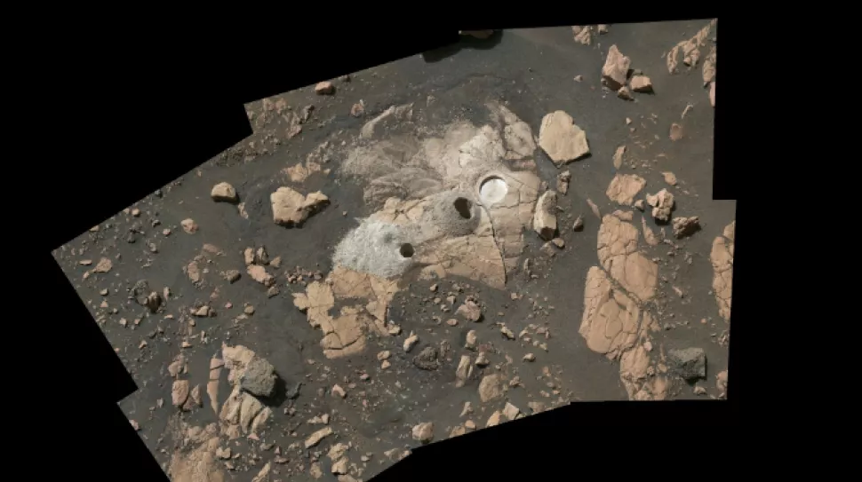 Questo mosaico, composto da più immagini riprese dalla fotocamera di Perseverance, mostra uno sperone roccioso chiamato "Wildcat Ridge", dove il rover ha estratto due nuclei di roccia e ha abraso una macchia circolare per ricercare materiale organico