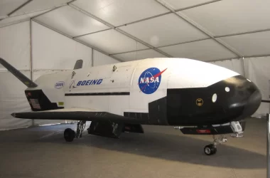L'aereo spaziale robotico X-37B della US Space Force trasporta un esperimento di raggi di potenza, pe la produzione di energia solare spaziale, nella sua ultima missione sull'orbita terrestre.