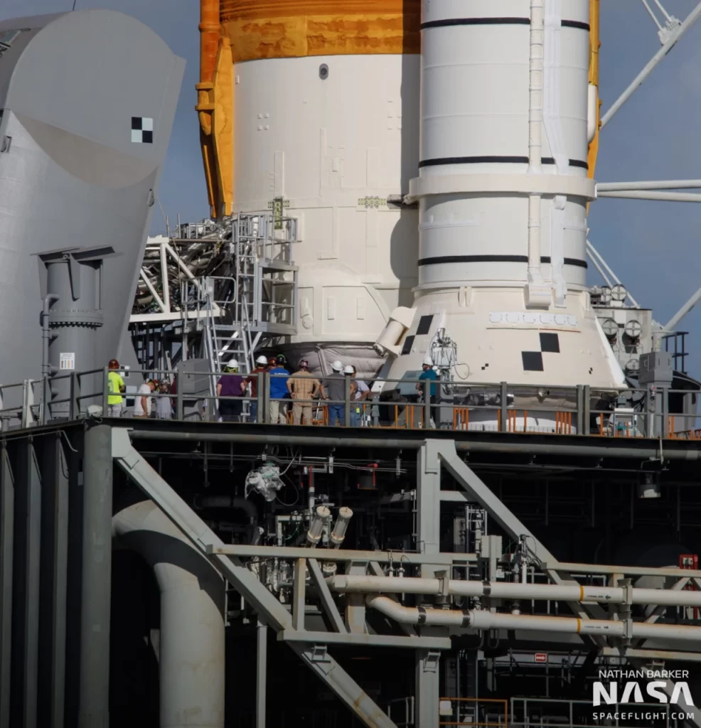 Tecnici della NASA a lavoro sul pad di lancio per la sostituzione delle guarnizioni di rifornimento del razzo SLS. 