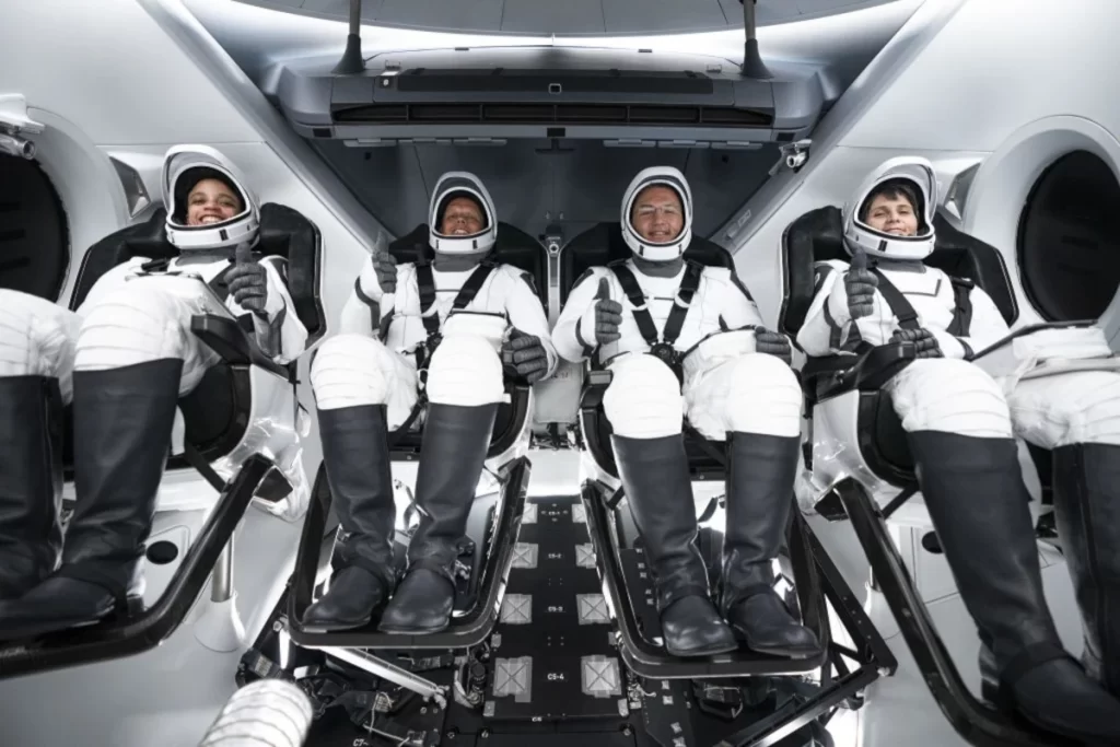 Crew-4 astronauti, da sinistra, Jessica Watson, specialista di missione; Bob Hines, pilota; Kjell Lindgren, comandante e Samantha Cristoforetti, specialista di missione, sono posizionati all’interno della Crew Dragon Freedom di SpaceX. 