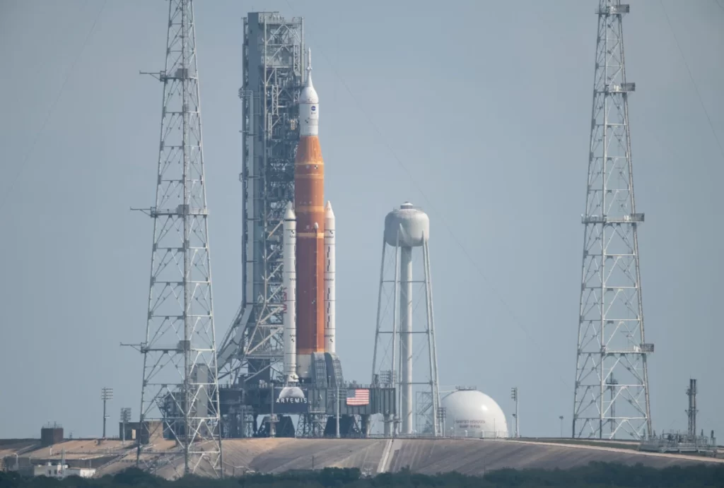 Lo Space Launch System (SLS) con la capsula Orion in cima, collocati sul Mobile Launcher presso il complesso 39B al Kennedy Space Center. 