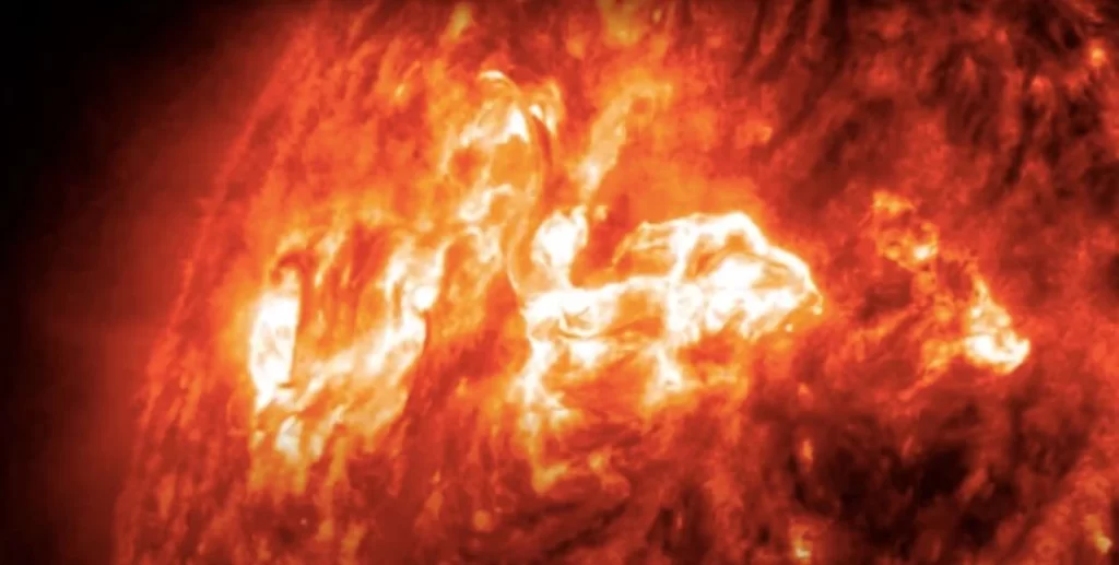 Il 13 giugno 2022 il Solar Dynamics Observatory della NASA ha catturato questa vista di un brillamento solare di lunga durata. 