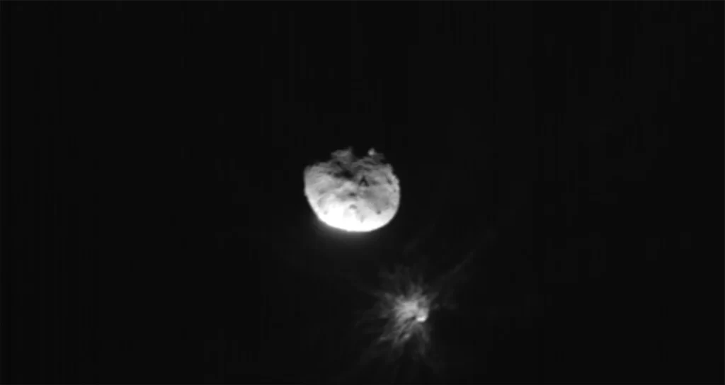 Il satellite LICIACube ha acquisito questa immagine dopo che DART, impattato intenzionale il 26 settembre 2022 Dimorphos. Notare il pennacchio che si stacca dall'asteroide. 