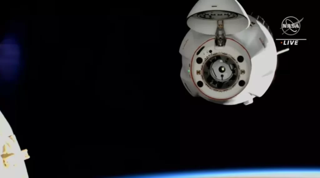 La navetta Cargo Dragon subito dopo il distacco dalla Stazione Spaziale Internazionale. 