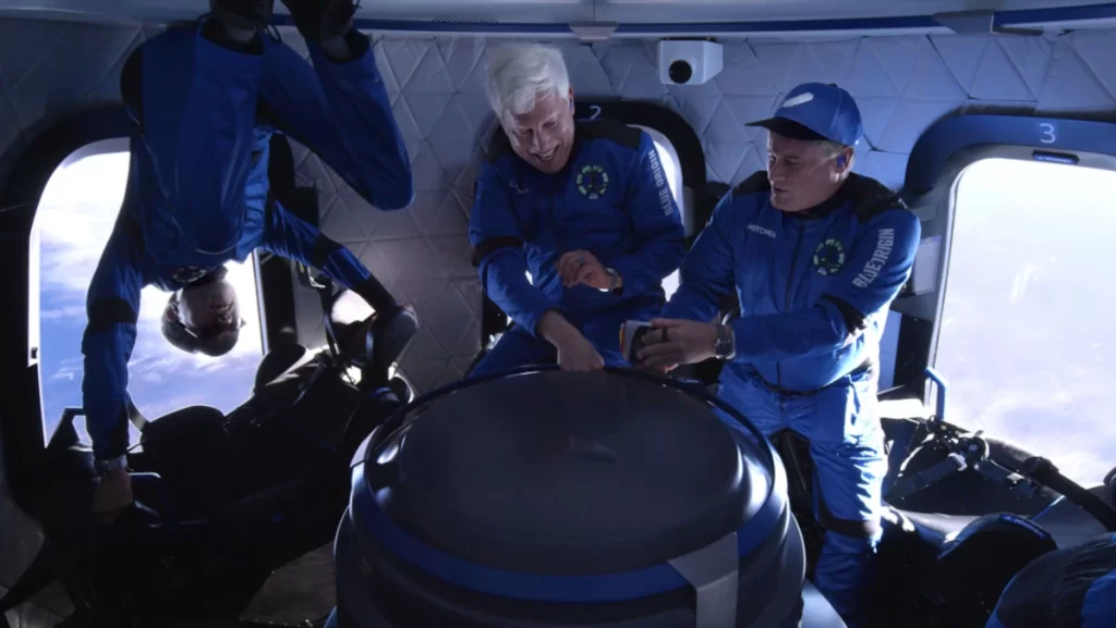 L'equipaggio della precedente missione NS-20 sperimenta l'assenza di gravità. 