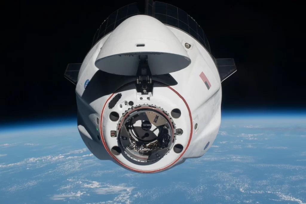 Questa immagine del 24 aprile 2021 mostra la SpaceX Crew Dragon Endeavour mentre si avvicinava alla Stazione spaziale internazionale (ISS). 