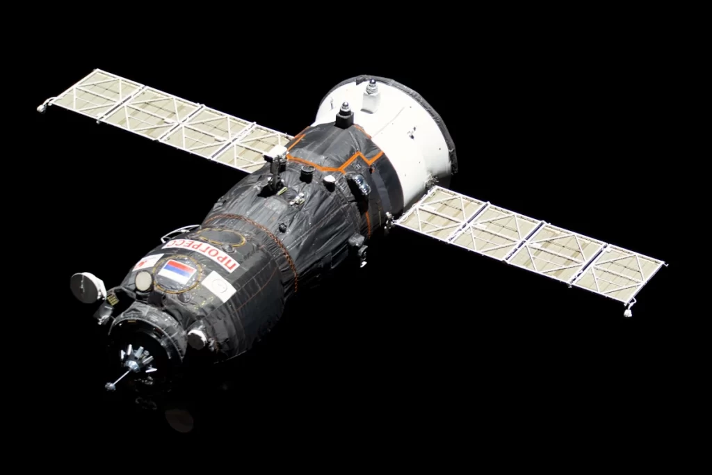 Il cargo Progress dell'agenzia russa Roscosmos, la fonte principale per le correzioni di assetto ed il mantenimento dell'orbita della ISS. 