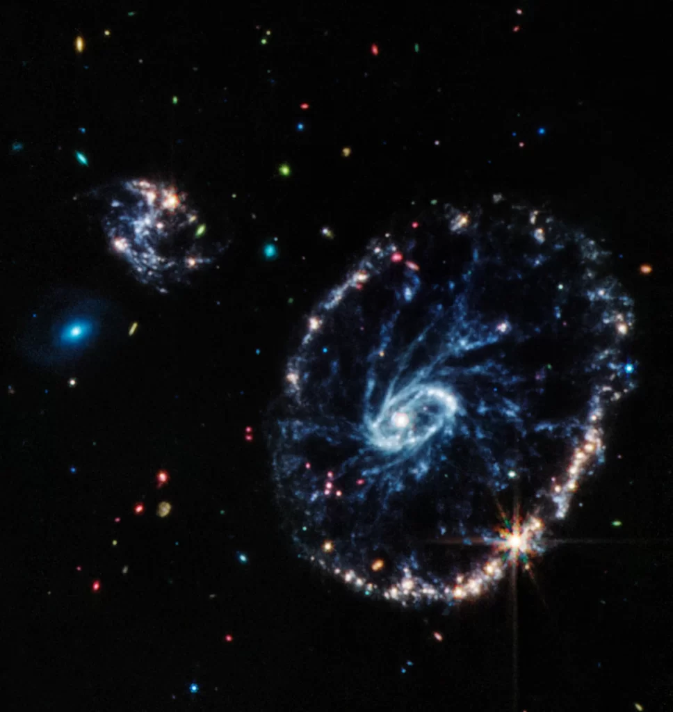 La galassia ruota di carro catturata con lo strumento MIRI (medio infrarosso) del telescopio spaziale James Webb. 