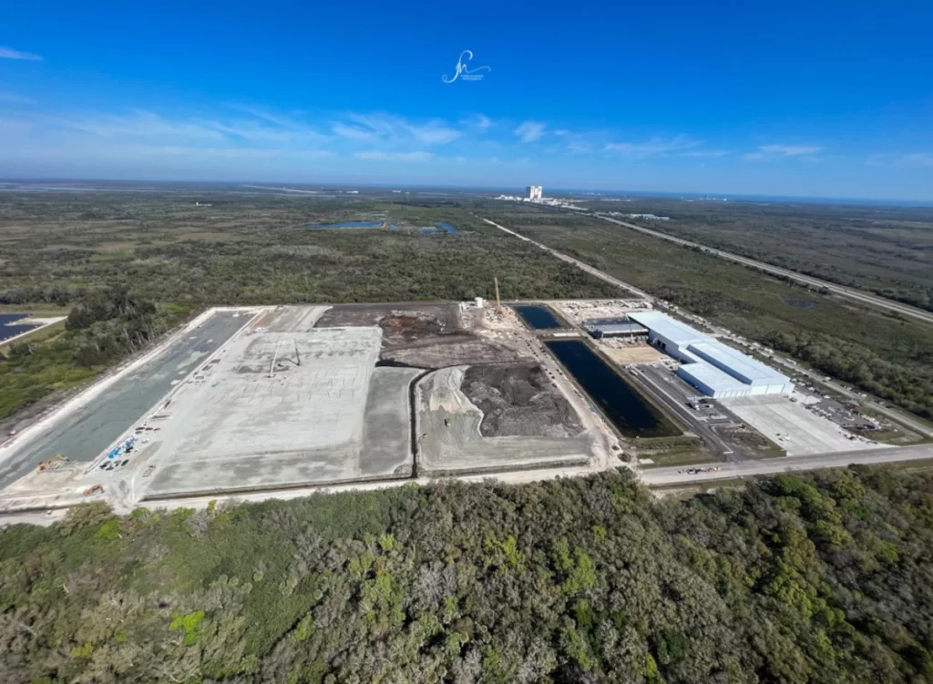 Il nuovo cantiere di SpaceX in Florida. Sullo sfondo il VAB della NASA.