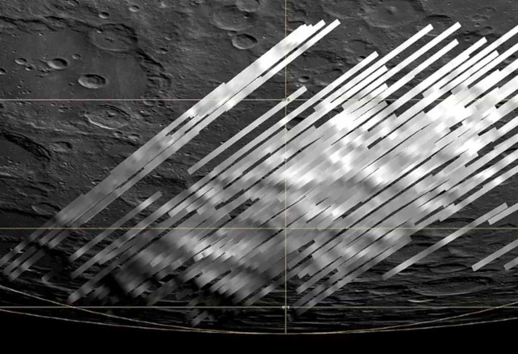 L'immagine mostra i dati di flusso ottenuti dallo strumento FORCAST di SOFIA sovrapposti a una proiezione ortografica della Luna, creando una mappa delle abbondanze d'acqua nella regione del cratere Moretus. Le caratteristiche lunari della superficie sono chiaramente visibili all'interno dei dati di flusso. I colori più chiari corrispondono a un flusso più alto ed i più scuri corrispondono a un flusso più basso. 