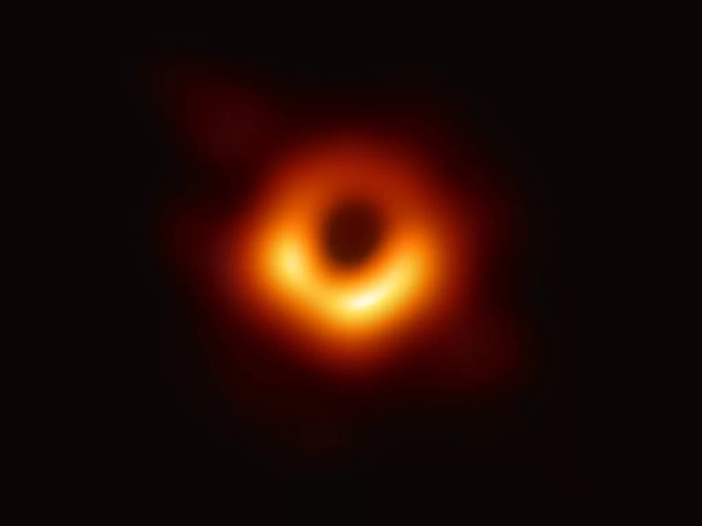La prima foto del buco nero supermassiccio al centro di Messier 87. 
