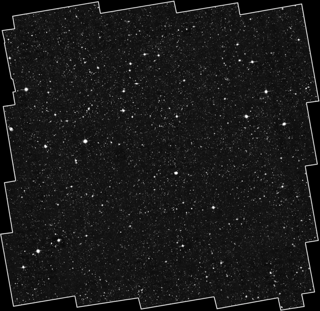 Questo immagine rappresenta il campo COSMOS completo dell'Advanced Camera for Surveys (ACS) del telescopio spaziale Hubble. Il mosaico completo è un composto di 575 immagini ACS separate, in cui ogni immagine ACS è circa un decimo del diametro della Luna piena. 