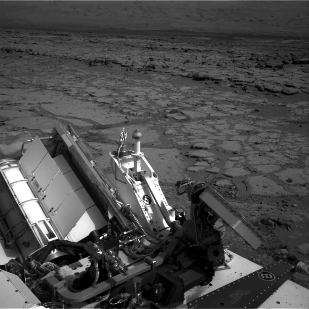 Il rover Mars Curiosity della NASA ha utilizzato la sua Navigation Camera (a sinistra nell'immagine) per registrare questa vista del gradino in una depressione poco profonda chiamata "Yellowknife Bay". Ha preso l'immagine nel 125° giorno marziano, o sol, della missione (12 dicembre 2012).