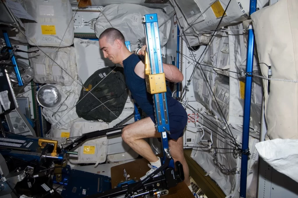 Le gymnase des astronautes sur l'ISS. Les exercices visent à atténuer les effets de l'absence de gravité sur le tissu osseux et l'appareil musculaire. 